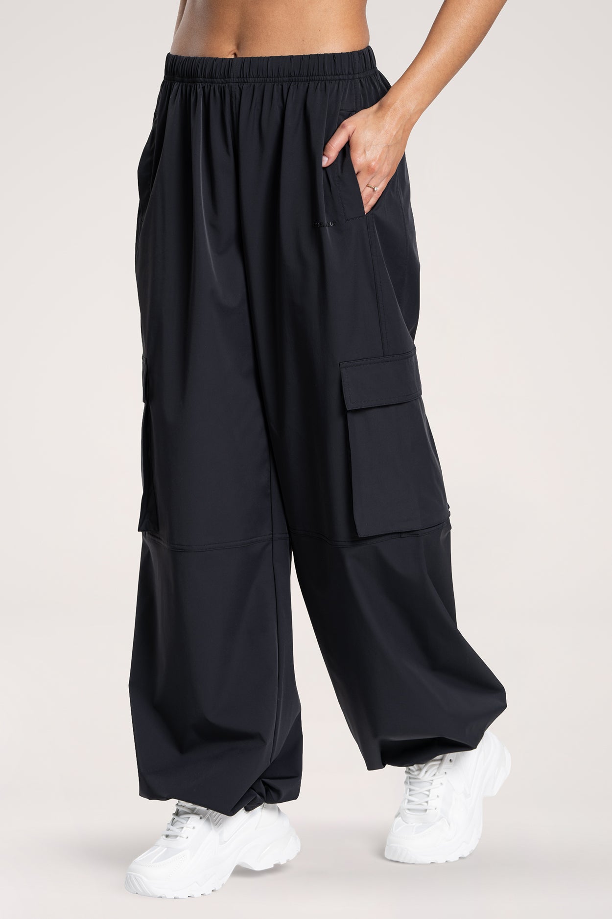 Cargo hlače UN1FORM black
