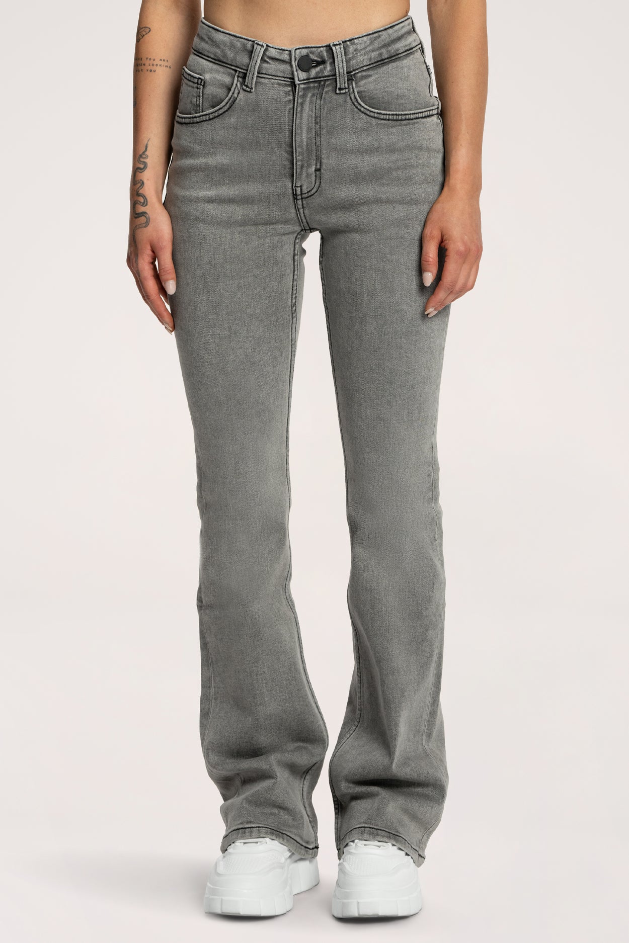 Zvonolike traperice push up light grey
