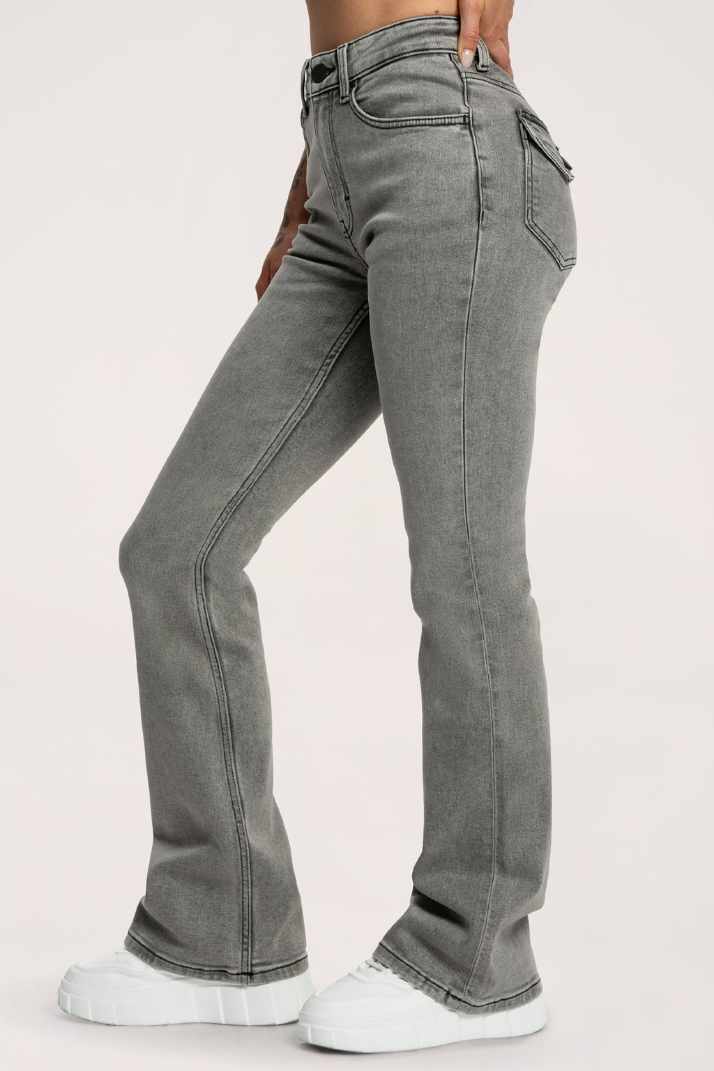 Zvonolike traperice push up light grey