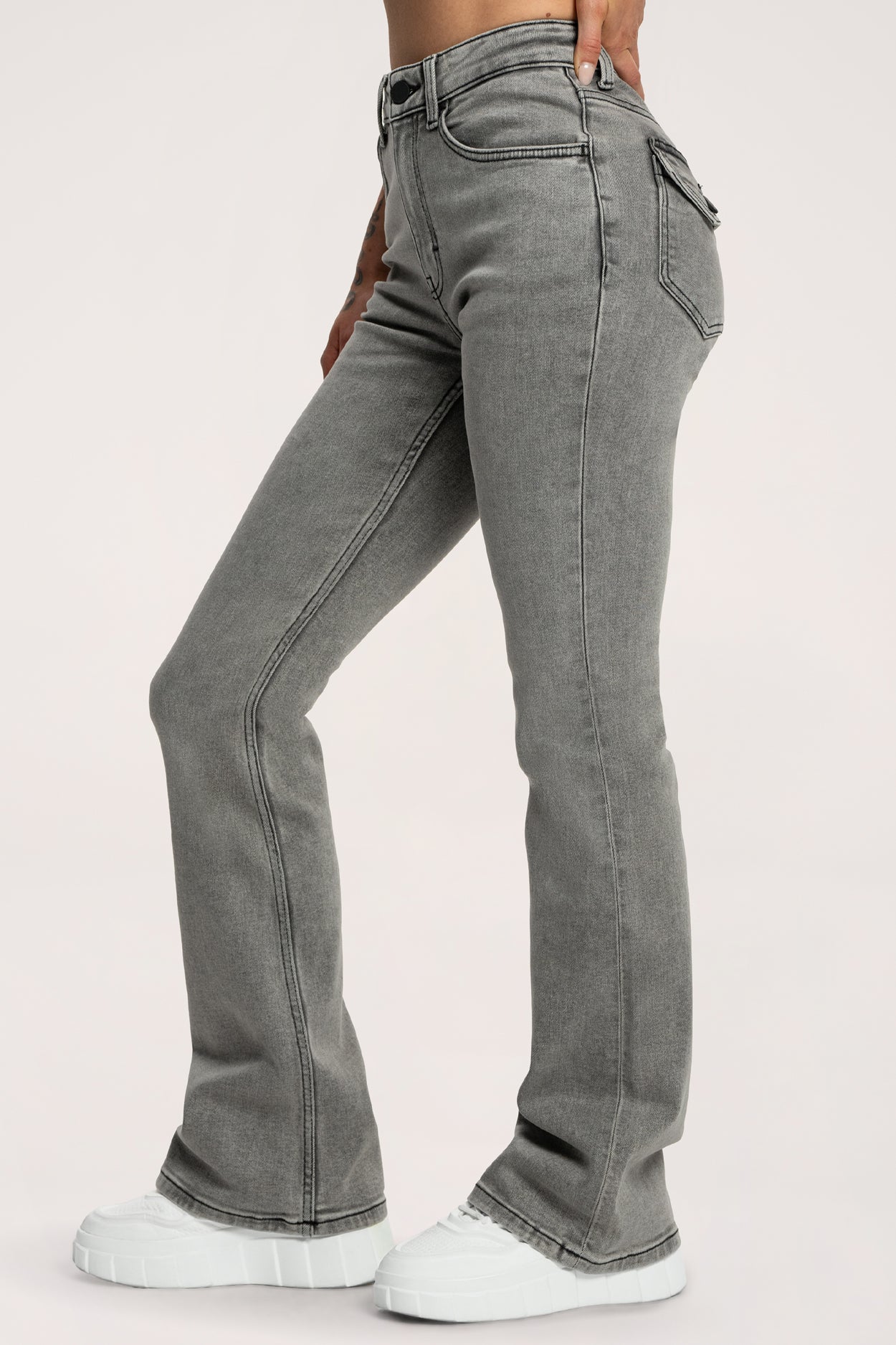 Zvonolike traperice push up light grey