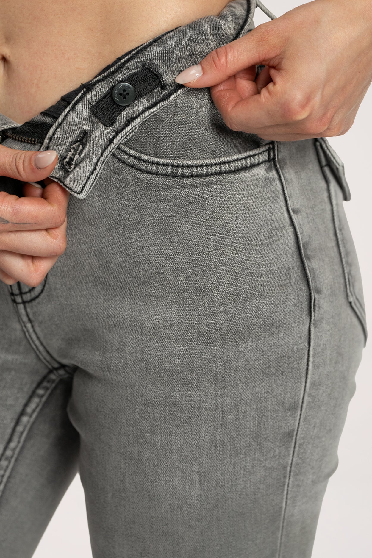 Zvonolike traperice push up light grey