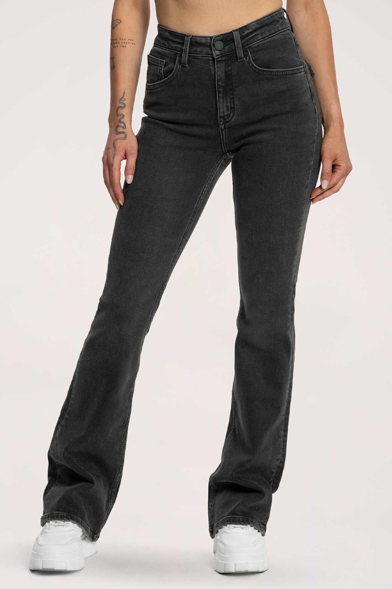 Zvonolike traperice push up black