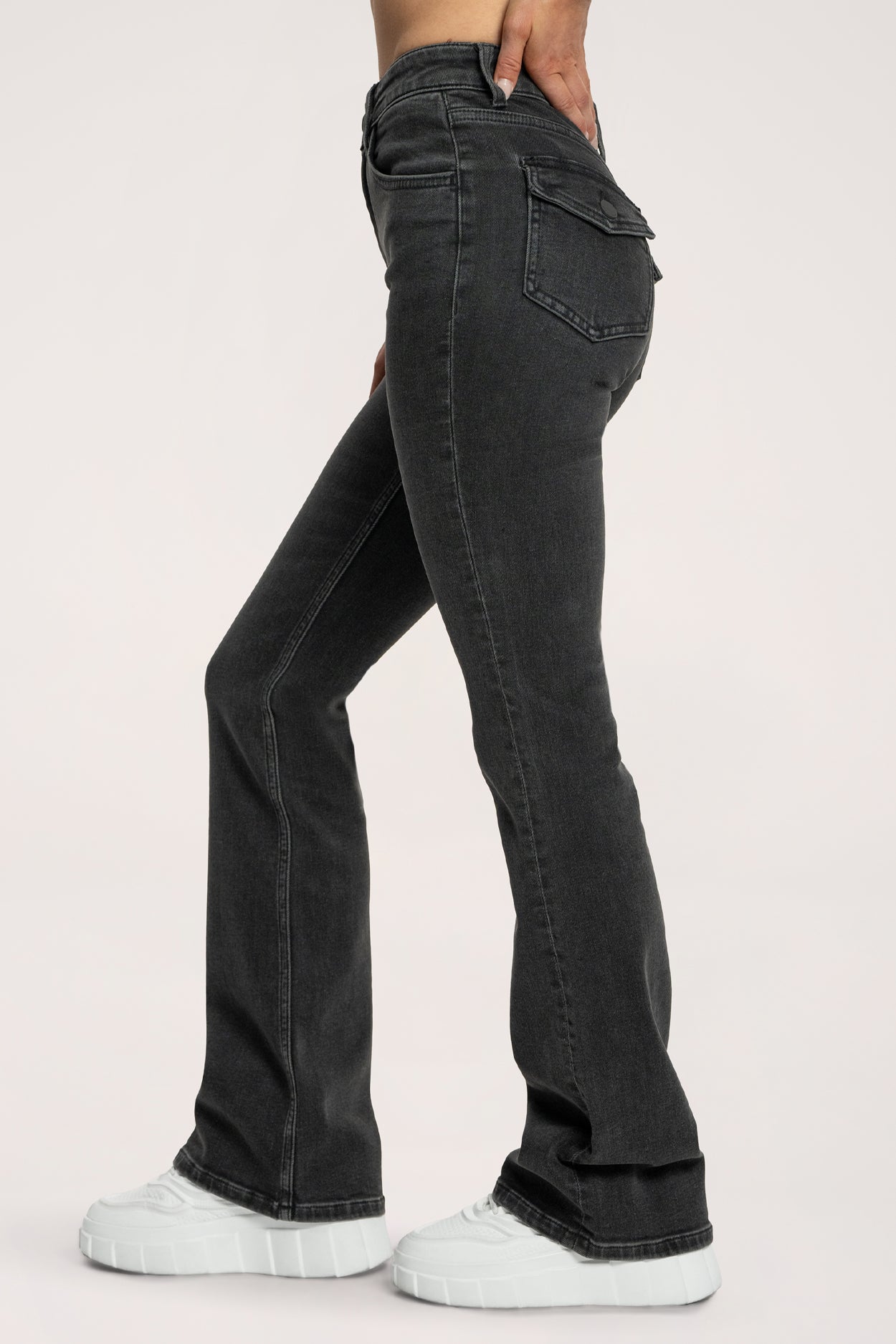 Zvonolike traperice push up black