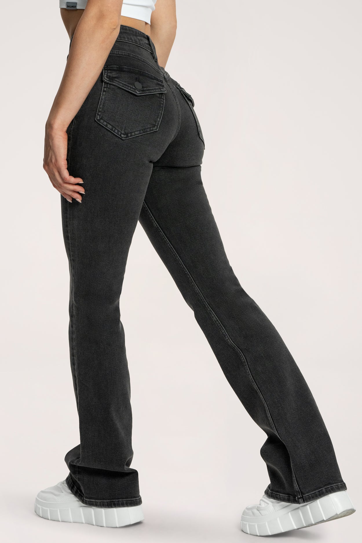 Zvonolike traperice push up black