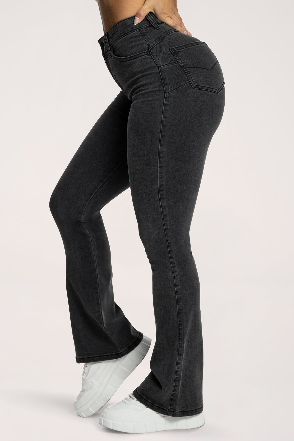 Zvonolike traperice perfect slim black