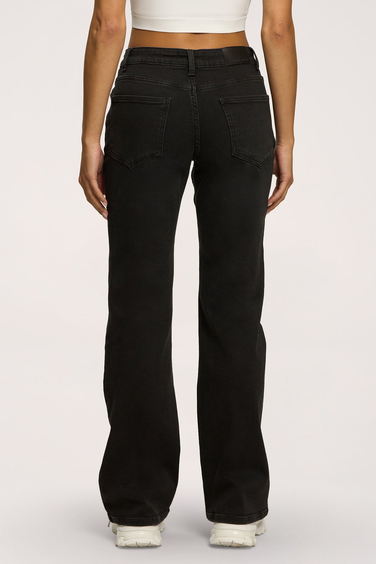 Wide traperice s niskim strukom black