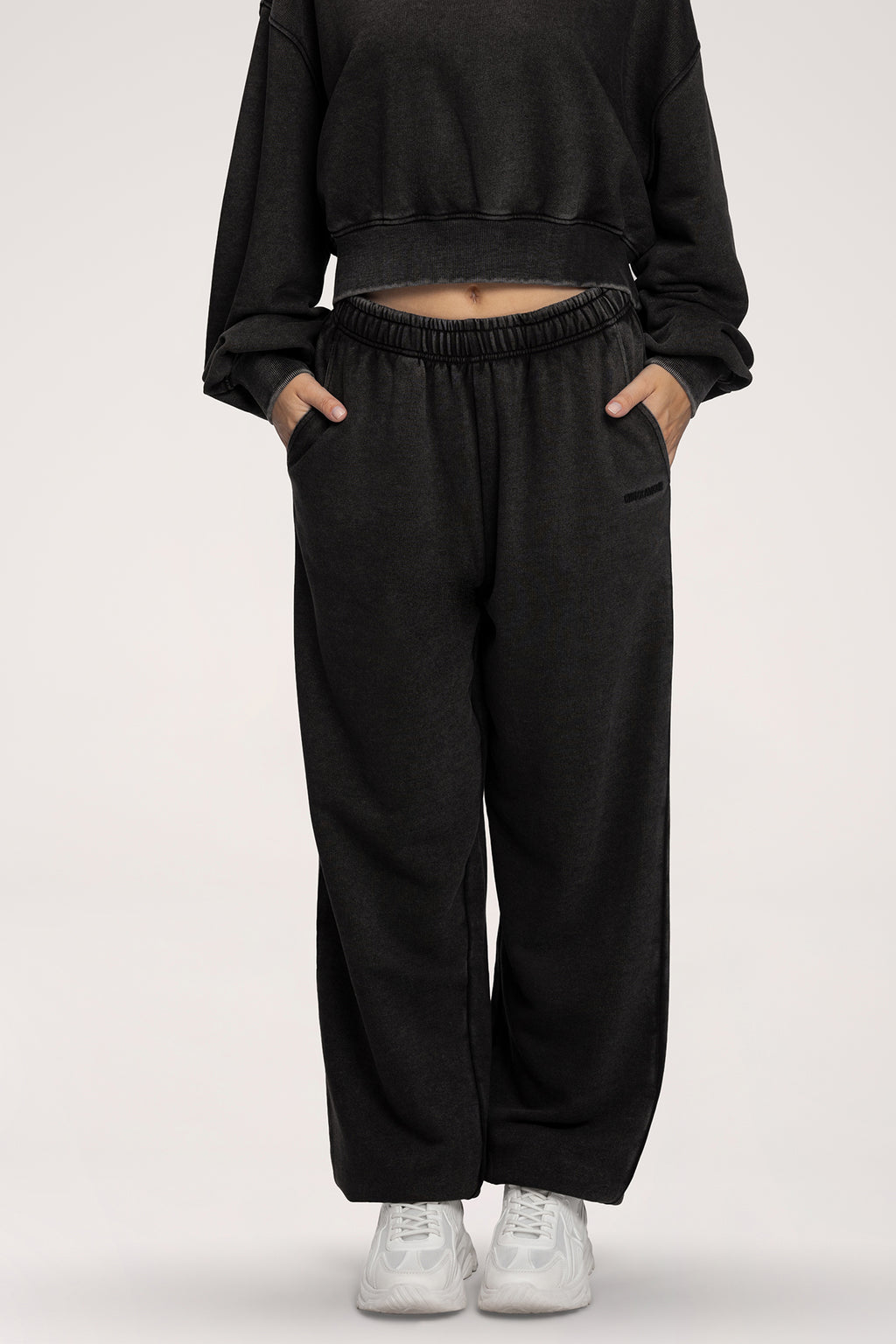 Trenirka s manžetom Easy black