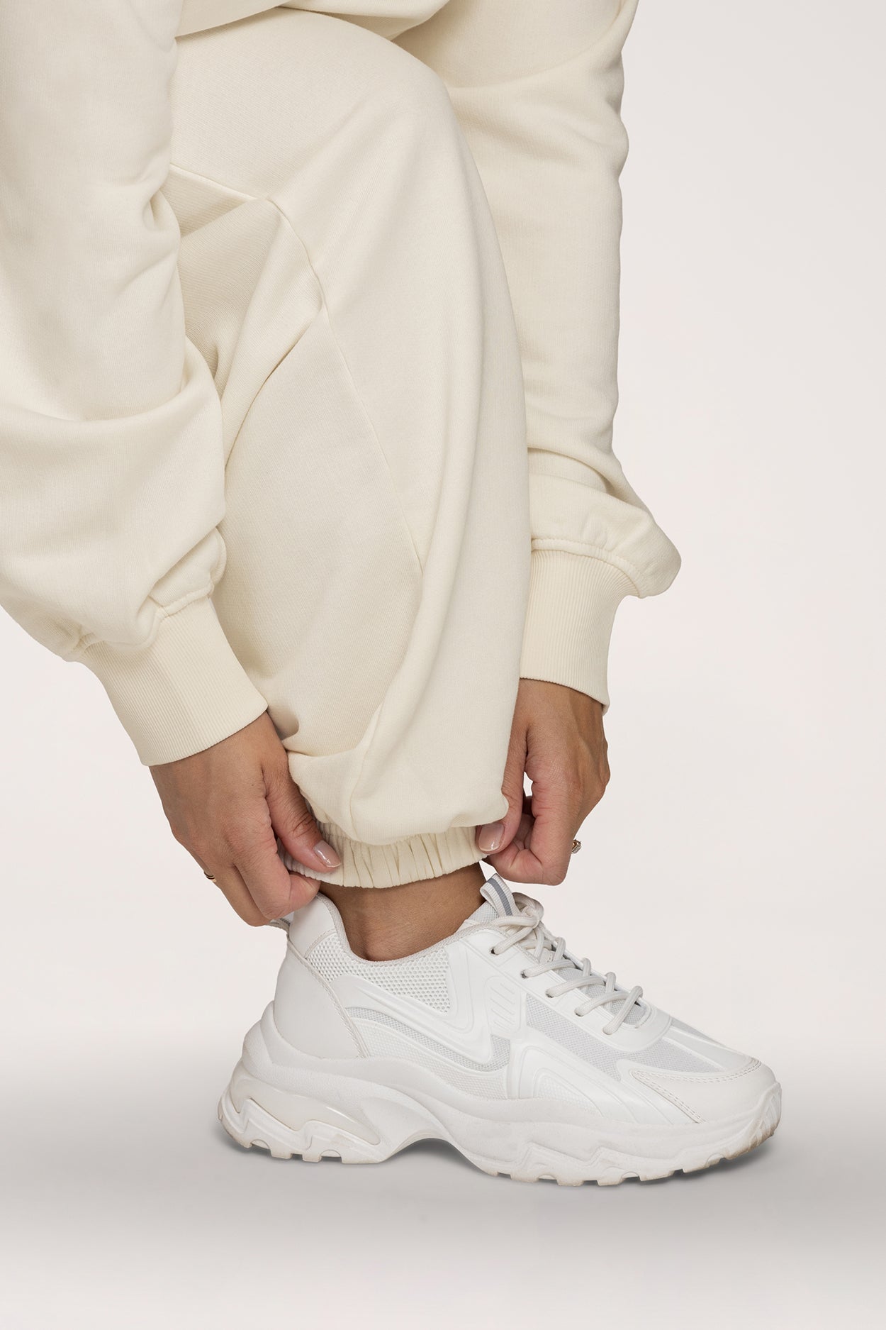 Trenirka s manžetom Easy off white