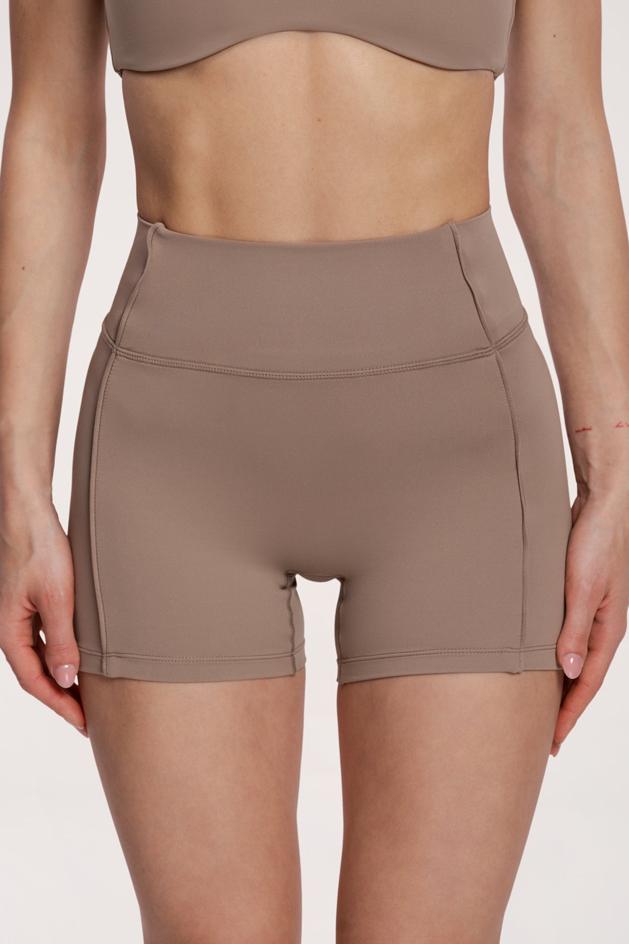 Kratke hlačice pilates era warm beige