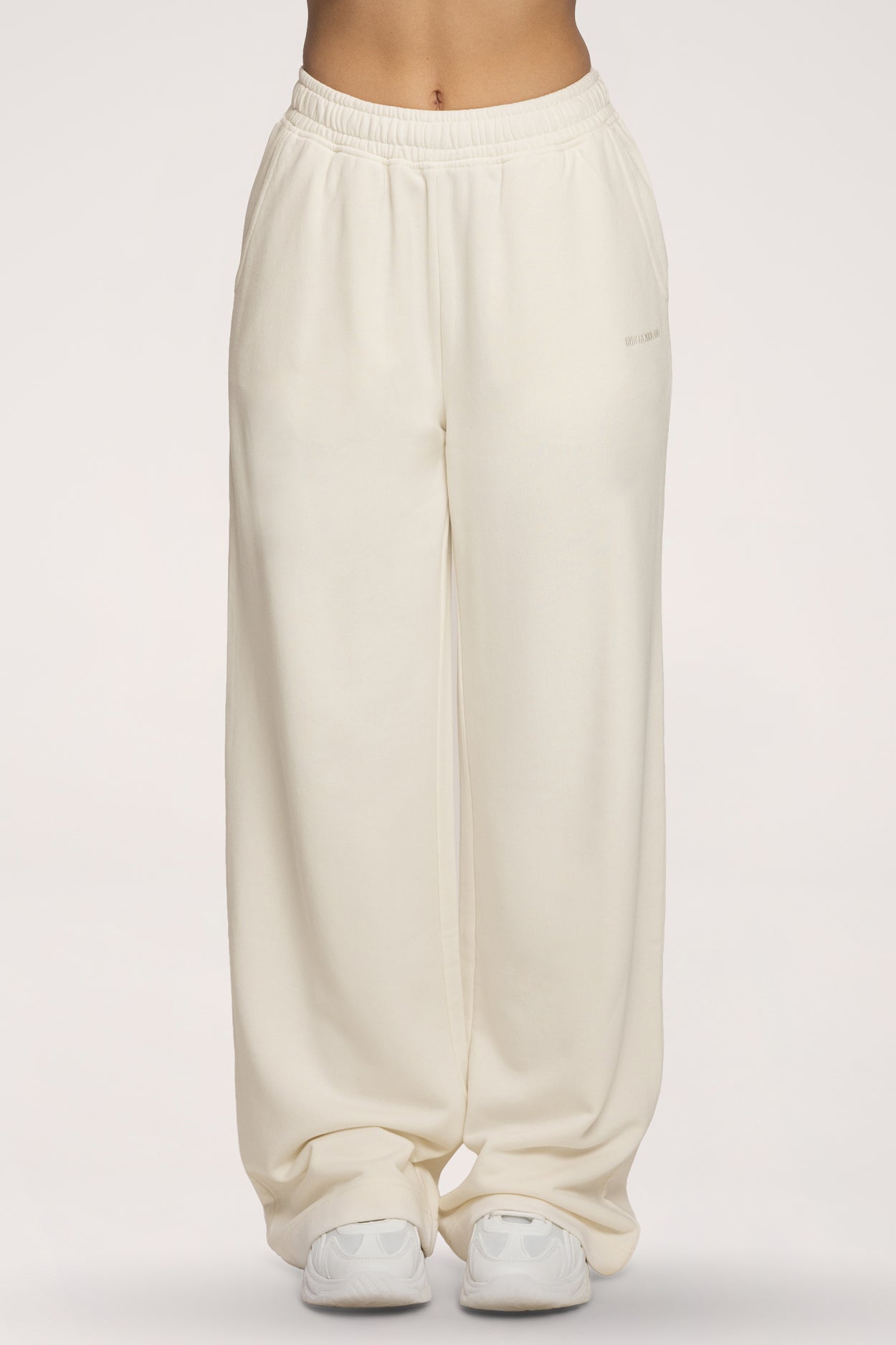 Trenirka ravnog kroja Easy off white