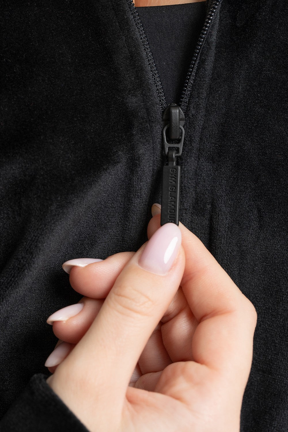 Majica na zip velour black