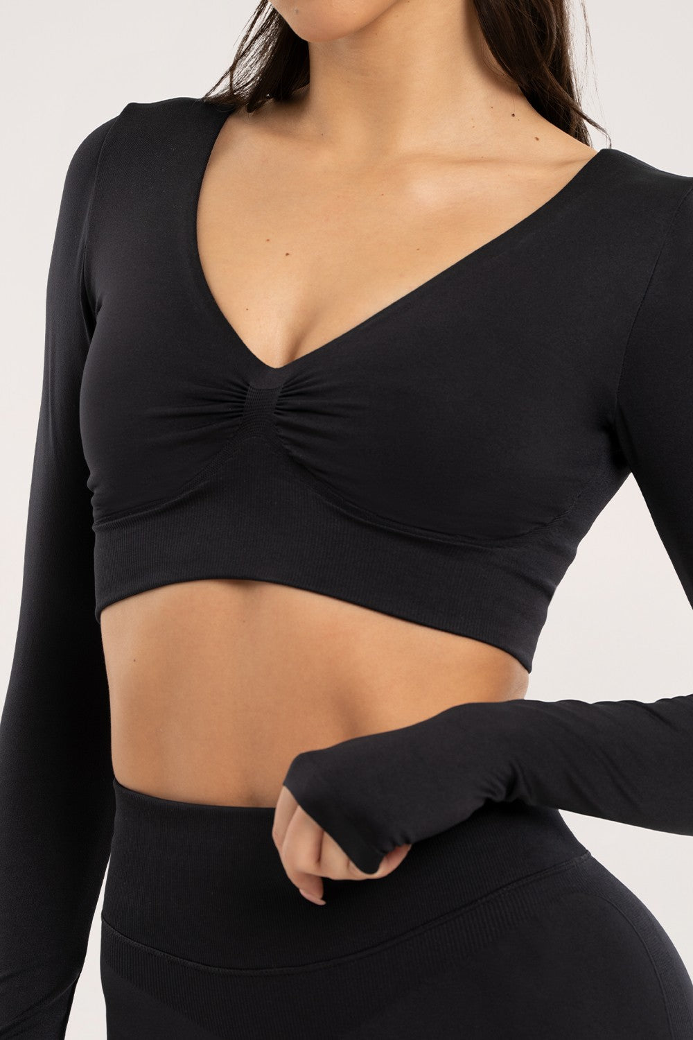 Crni longsleeve s otvorenim leđima
