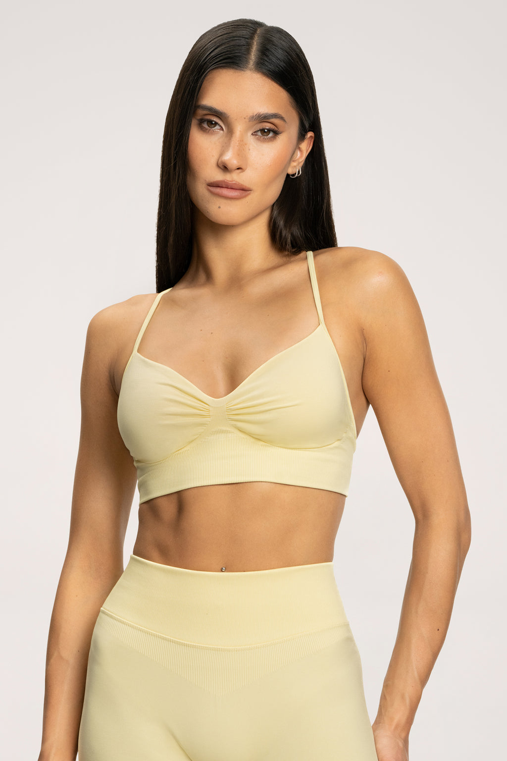 Grudnjak s dubokim izrezom butter yellow