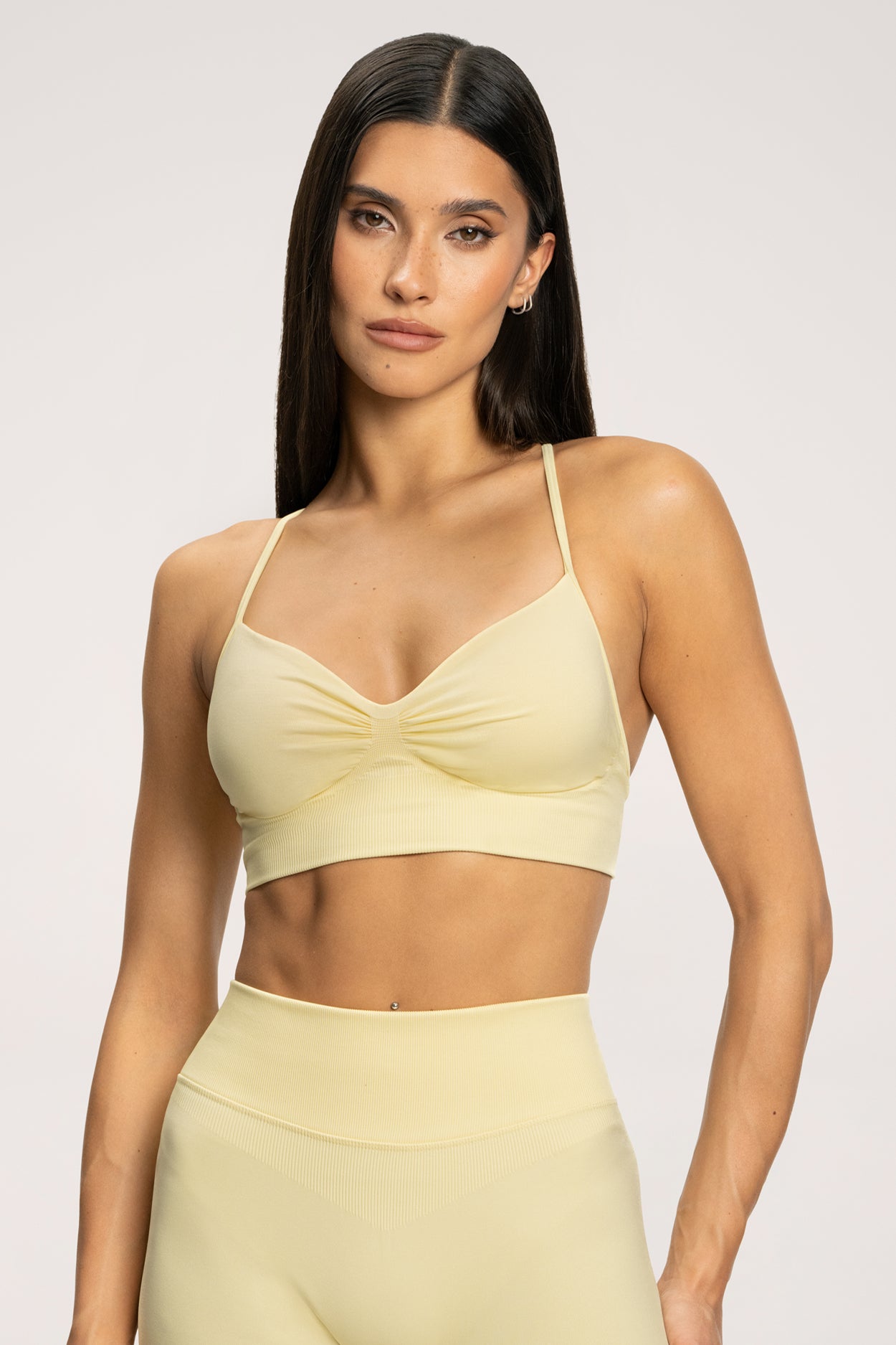 Grudnjak s dubokim izrezom butter yellow
