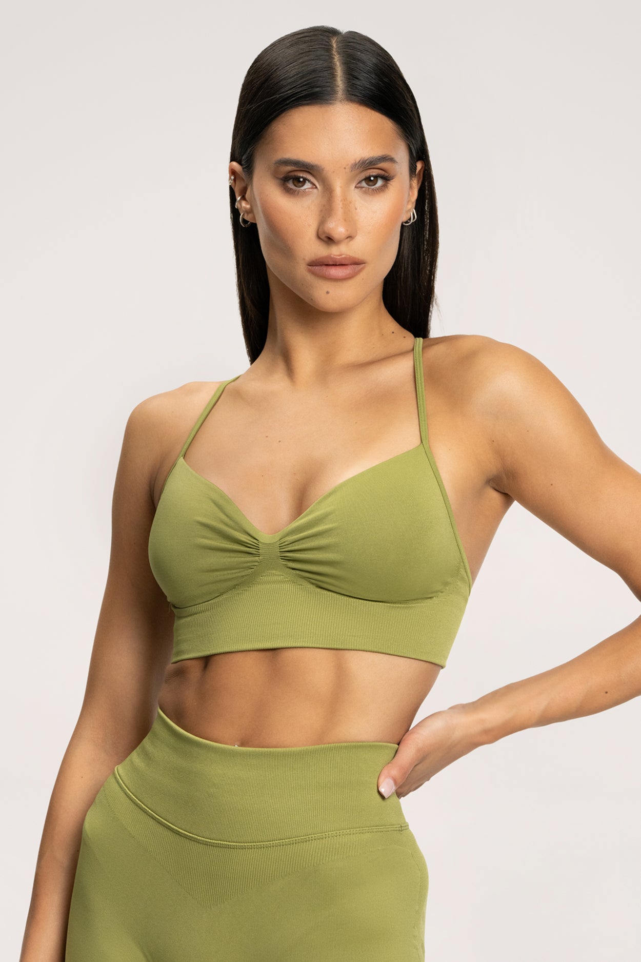 Grudnjak s dubokim izrezom matcha